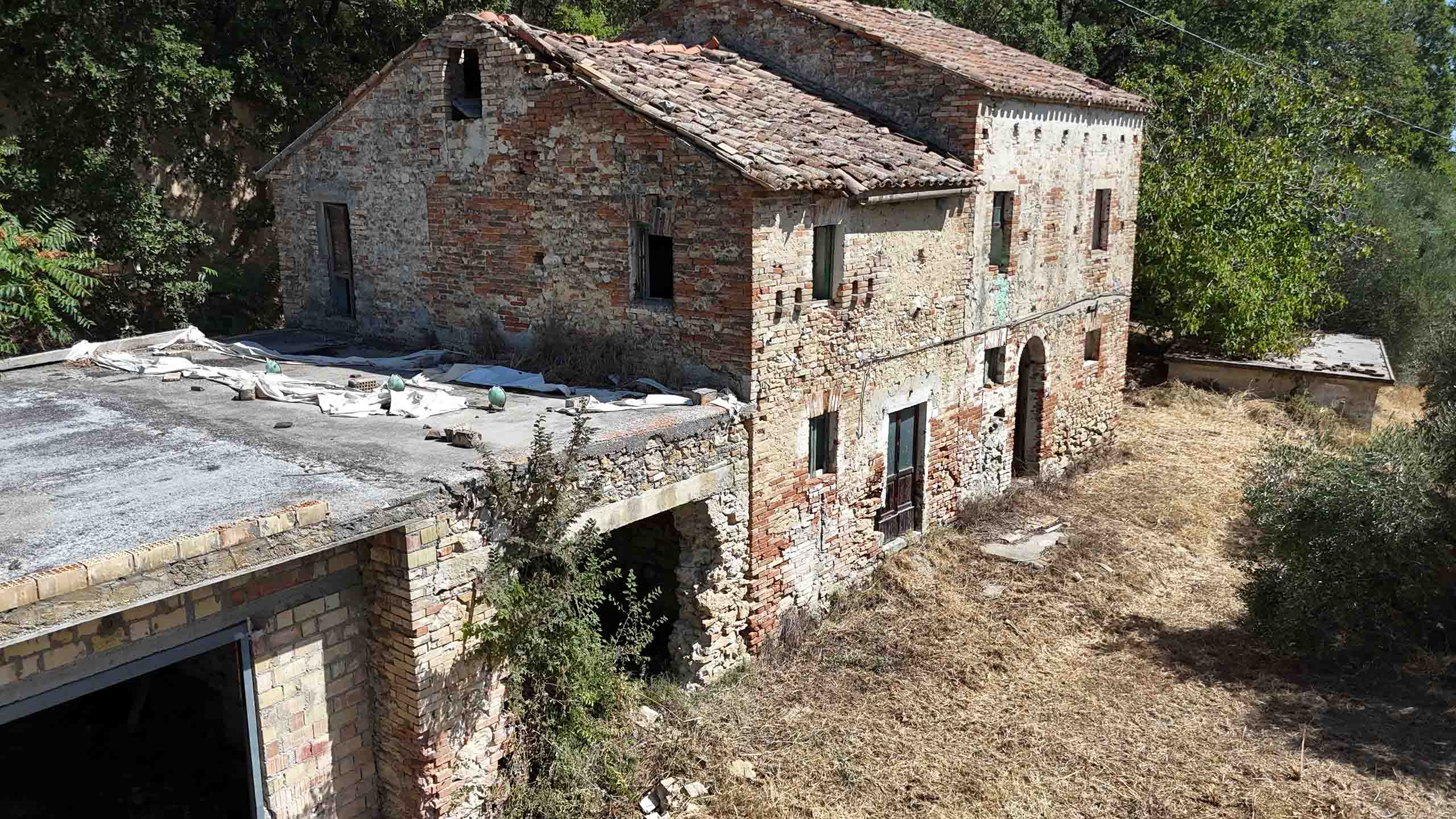 Stone country house in Massignano