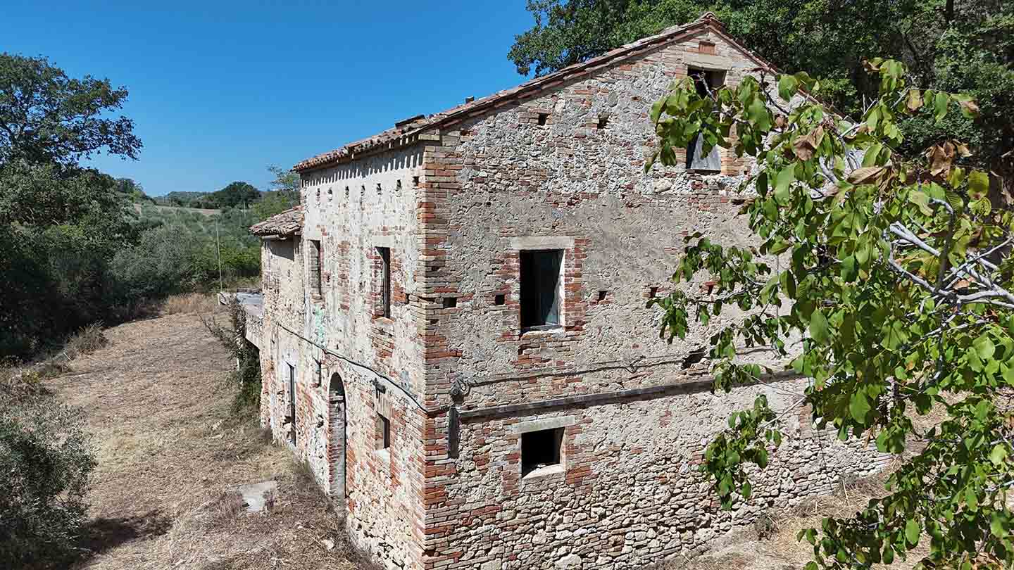 Stone country house in Massignano